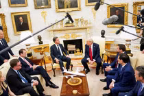 Tổng thống Mỹ Donald Trump, cùng với Phó Tổng thống J.D. Vance, Ngoại trưởng Marco Rubio và Bộ trưởng Quốc phòng Pete Hegseth gặp Tổng thư ký NATO Mark Rutte tại Phòng Bầu dục hôm 14/7. Ảnh: Reuters.