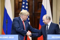Tổng thống Mỹ Donald Trump bắt tay Tổng thống Nga Vladimir Putin trong cuộc họp báo chung ở Helsinki, Phần Lan, vào ngày 16/7/2018. Ảnh: Getty.