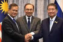 Thủ tướng Campuchia Hun Manet, Thủ tướng Malaysia Anwar Ibrahim (giữa) và quyền Thủ tướng Thái Lan Phumtham Wechayachai bắt tay nhau sau cuộc họp báo tại Putrajaya vào ngày 28/7. Ảnh: AFP.