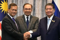 Thủ tướng Campuchia Hun Manet, Thủ tướng Malaysia Anwar Ibrahim (giữa) và quyền Thủ tướng Thái Lan Phumtham Wechayachai bắt tay nhau sau cuộc họp báo tại Putrajaya vào ngày 28/7. Ảnh: AFP.