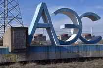 Một phiến đá đánh dấu sự khởi công xây dựng Nhà máy điện hạt nhân Zaporozhye vào cuối những năm 1970. Ảnh: Getty.