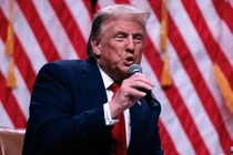 Ông donald Trump trong cuộc phỏng vấn tại Glendale, Arizona (Ảnh: Rolling Stone)