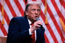 Ông donald Trump trong cuộc phỏng vấn tại Glendale, Arizona (Ảnh: Rolling Stone)