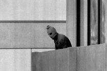Một thành viên của nhóm khủng bố Palestine đã bắt giữ các thành viên của đội Olympic Israel tại Làng Olympic Munich vào năm 1972. Israel đã thực hiện một loạt vụ ám sát để đáp trả (Ảnh: AP)
