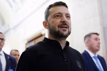 Tổng thống Ukraine Volodymyr Zelensky rời khỏi Điện Capitol Mỹ sau cuộc họp kín với các nhà lập pháp (Ảnh: Getty)