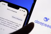 Logo của DeepSeek được hiển thị cùng với ứng dụng trợ lý AI trên điện thoại di động, trong ảnh minh họa chụp ngày 28/1. Ảnh: Reuters.