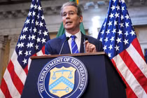 Bộ trưởng Tài chính Mỹ Scott Bessent phát biểu khi ông và Đại diện Thương mại Jamieson Greer tổ chức họp báo bên lề cuộc họp thường niên của IMF/Ngân hàng Thế giới tại Washington, D.C. ngày 15/10. Ảnh: Reuters.