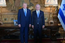 Ông Donald Trump (trái) và Benjamin Netanyahu chụp ảnh tại khu bất động sản Mar-a-Lago ở Palm Beach, Florida, ngày 26/7/2024 (Ảnh: Getty)