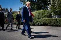 Tổng thống Donald Trump đến phát biểu tại một sự kiện với các nhà vô địch đua xe ô tô ngay sau khi tuyên bố ông sẽ tạm dừng áp thuế trong 90 ngày tại Bãi cỏ phía Nam, Nhà Trắng ngày 9/4. Ảnh: Washington Post.