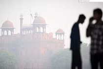 Sương mù bao phủ quanh Pháo đài Đỏ nổi tiếng của Delhi vào sáng sớm tháng 11. Ảnh: Hindustan Times.