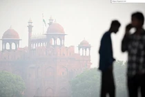 Sương mù bao phủ quanh Pháo đài Đỏ nổi tiếng của Delhi vào sáng sớm tháng 11. Ảnh: Hindustan Times.