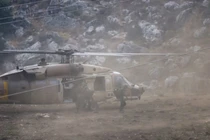 Lực lượng an ninh Israel xuống máy bay trực thăng gần địa điểm xảy ra vụ tấn công tên lửa ở Majdal Shams thuộc Cao nguyên Golan ngày 27/7 (Ảnh: AFP)