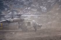 Lực lượng an ninh Israel xuống máy bay trực thăng gần địa điểm xảy ra vụ tấn công tên lửa ở Majdal Shams thuộc Cao nguyên Golan ngày 27/7 (Ảnh: AFP)