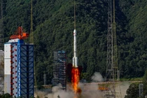 Một tên lửa Trường Chinh-3B mang theo một cụm vệ tinh BeiDou phóng đi từ một địa điểm phóng ở phía tây nam Trung Quốc vào năm ngoái. Ảnh: Xinhua.