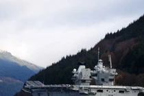 Tàu sân bay HMS Prince of Wales của Hải quân Hoàng gia Anh cập cảng Glenmallen trên hồ Loch Long vào ngày 22/11/2024. Ảnh: Getty.