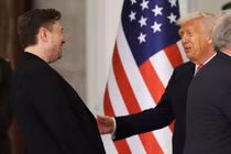 Tổng thống Mỹ Donald Trump (phải) từng gọi Elon Musk là “người Mỹ thực sự vĩ đại”. Ảnh: TNS.