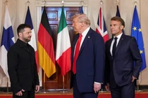 Tổng thống Mỹ Donald Trump, Tổng thống Ukraine Volodymyr Zelensky và Tổng thống Pháp Emmanuel Macron chụp ảnh tại Nhà Trắng hôm 18/8. Ảnh: Reuters.