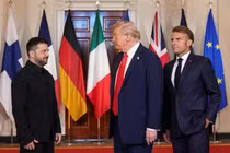 Tổng thống Mỹ Donald Trump, Tổng thống Ukraine Volodymyr Zelensky và Tổng thống Pháp Emmanuel Macron chụp ảnh tại Nhà Trắng hôm 18/8. Ảnh: Reuters.