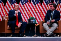 Cựu Tổng thống Mỹ Donald Trump ngồi trò chuyện với Tucker Carlson trong bài phỏng vấn trực tiếp của ông vào ngày 31/10 (Ảnh: Getty)