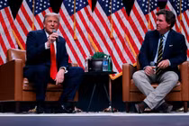 Cựu Tổng thống Mỹ Donald Trump ngồi trò chuyện với Tucker Carlson trong bài phỏng vấn trực tiếp của ông vào ngày 31/10 (Ảnh: Getty)