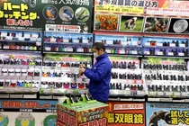 Một nhân viên cửa hàng đứng trước một cửa hàng bách hóa ở Tokyo (Ảnh: Getty)