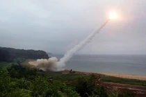 Hệ thống tên lửa ATACMS khai hỏa trong cuộc tập trận chung (Ảnh: Getty)