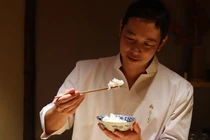 Đầu bếp người Nhật Kenichi Fujimoto nếm thử một suất cơm Kinmemai Premium, loại gạo đắt nhất thế giới. Ảnh: CNN.