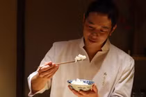 Đầu bếp người Nhật Kenichi Fujimoto nếm thử một suất cơm Kinmemai Premium, loại gạo đắt nhất thế giới. Ảnh: CNN.