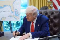 Tổng thống Mỹ Donald Trump tại Phòng Bầu dục của Nhà Trắng ở Washington, DC. Ảnh: Getty.