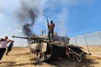Cánh vũ trang của Hamas, Lữ đoàn Izz ad-Din al-Qassam, tiêu diệt một xe tăng của lực lượng Israel gần thành phố Gaza ngày 7/10 (Ảnh: Getty)