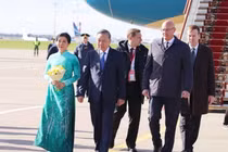 Tổng Bí thư Tô Lâm và Phu nhân đến thủ đô Moskva, bắt đầu chuyến thăm chính thức Liên bang Nga và dự Lễ kỷ niệm 80 năm Ngày Chiến thắng trong chiến tranh Vệ quốc vĩ đại. Ảnh: Thống Nhất/TTXVN.