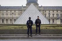 Cảnh sát đứng gác bên ngoài bảo tàng Louvre vào ngày 19/10. Ảnh: Getty.