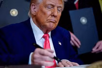 Tổng thống Mỹ Donald Trump ký lệnh hành pháp tại Nhà Trắng ở Washington, D.C., Mỹ ngày 8/4. Ảnh: Reuters.