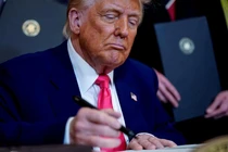 Tổng thống Mỹ Donald Trump ký lệnh hành pháp tại Nhà Trắng ở Washington, D.C., Mỹ ngày 8/4. Ảnh: Reuters.