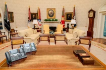 Bên trong Phòng Bầu dục hôm 20/1, ngay sau lễ nhậm chức của Tổng thống Donald Trump. Ảnh: WSJ.