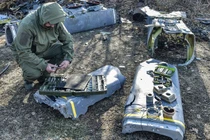 Chuyên gia Nga tháo rời tên lửa hành trình tầm xa phóng từ trên không Storm Shadow do Anh sản xuất được Ukraine sử dụng (Ảnh: Sputnik)