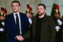 Tổng thống Pháp Emmanuel Macron chào đón Tổng thống Ukraine Volodymyr Zelensky ngày 16/2 tại Paris (Ảnh: Getty)