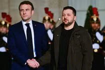 Tổng thống Pháp Emmanuel Macron chào đón Tổng thống Ukraine Volodymyr Zelensky ngày 16/2 tại Paris (Ảnh: Getty)