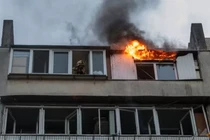 Ngọn lửa bùng phát từ một tòa nhà chung cư bị hư hại trong cuộc tấn công bằng máy bay không người lái của Nga nhằm vào Kiev, ngày 24/5. Ảnh: Reuters.