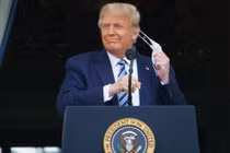 Tổng thống Trump tháo phăng chiếc khẩu trang trong lúc phát biểu tại Nhà Trắng hôm 10/10 (Ảnh: AP)