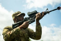 Một người lính Mỹ được phân công vào Phi đội 3, Trung đoàn Kỵ binh 2 đang nhìn qua ống ngắm SMASH 2000L gắn trên súng trường M4A1 trong Dự án Flytrap. Ảnh: Quân đội Mỹ.