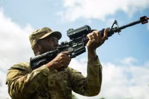 Một người lính Mỹ được phân công vào Phi đội 3, Trung đoàn Kỵ binh 2 đang nhìn qua ống ngắm SMASH 2000L gắn trên súng trường M4A1 trong Dự án Flytrap. Ảnh: Quân đội Mỹ.