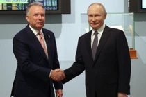 Tổng thống Nga Vladimir Putin bắt tay với đặc phái viên Mỹ Steve Witkoff, bên trái, trong một cuộc họp tại St. Petersburg, Nga. Ảnh: Sputnik.