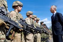 Cựu Tổng thư ký NATO Jens Stoltenberg và các binh sĩ Quân đội Anh. Ảnh: MW.