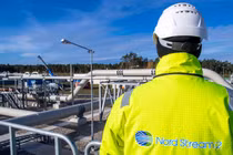 Một công nhân đứng bên cạnh một phần của đường ống Nord Stream 2. Ảnh: Getty.