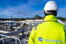 Một công nhân đứng bên cạnh một phần của đường ống Nord Stream 2. Ảnh: Getty.