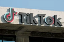 Logo TikTok được in trên trụ sở chính của công ty truyền thông xã hội tại thành phố Culver, California, Mỹ vào ngày 18/1. Ảnh: Reuters.