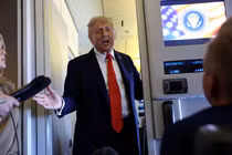 Tổng thống Mỹ Donald Trump phát biểu với các phóng viên trên chuyên cơ Không lực Một khi trở về từ chuyến thăm cấp nhà nước tới Anh, ngày 18/9. Ảnh: Reuters.