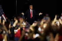 Ứng cử viên tổng thống của đảng Cộng hòa Donald Trump tại một cuộc vận động tranh cử hôm 1/11 ở Milwaukee (Ảnh: WSJ)