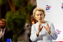 Bà Ursula von der Leyen phát biểu với giới truyền thông trong cuộc họp báo tại Trung tâm Đoàn kết Châu Âu ở Gdansk, Ba Lan. Ảnh: Getty.
